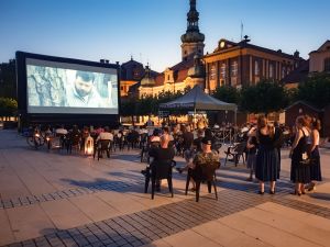 Lipcowe kino plenerowe na pszczyńskim rynku