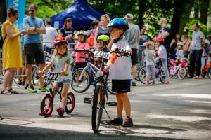 Na rower, hulajnogę - kask zakładasz i jedziesz 