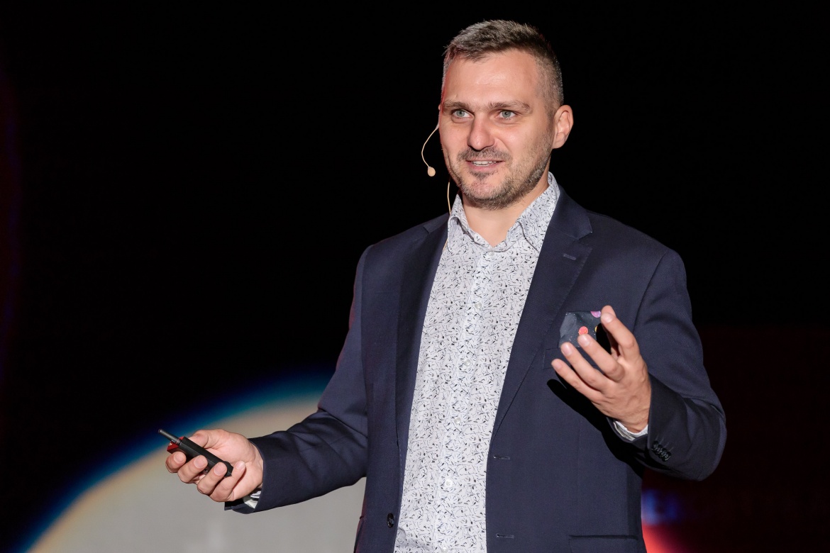 Damian Jabłeka, autor bloga „Dotknij Nieba&quot;, z