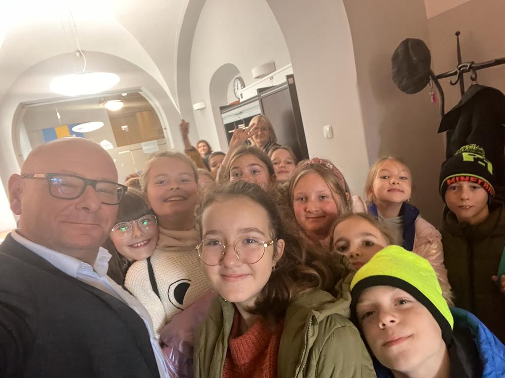 Uczniowie z Czarkowa odwiedzili Urząd Miejski