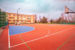 Zakończono remont nawierzchni boiska przy Szkole 