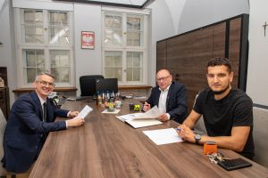 Umowa na zagospodarowanie terenu przy SP nr 1 w Ps
