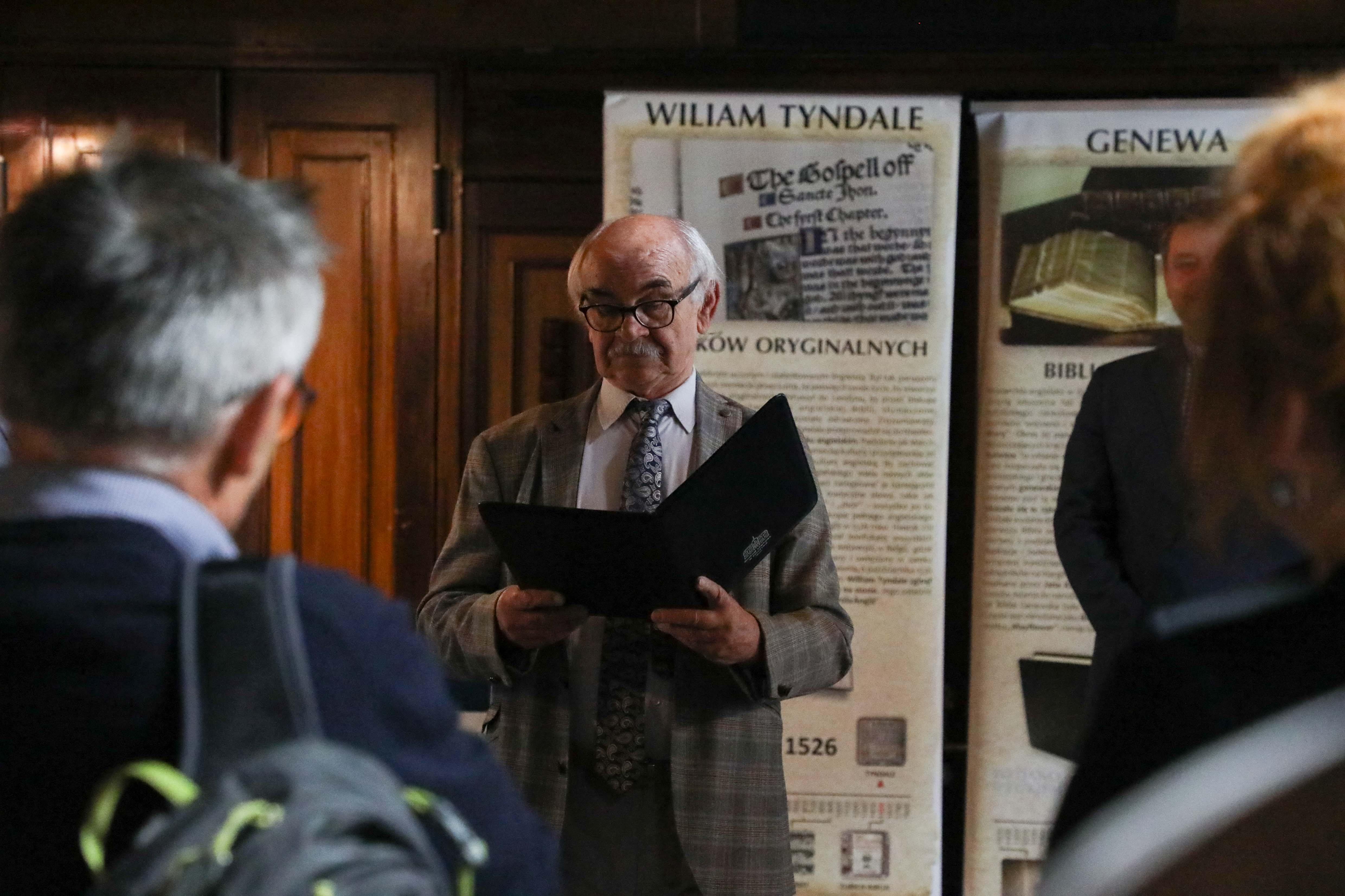 Wystawa „Historia Biblii” w Stajniach Książ