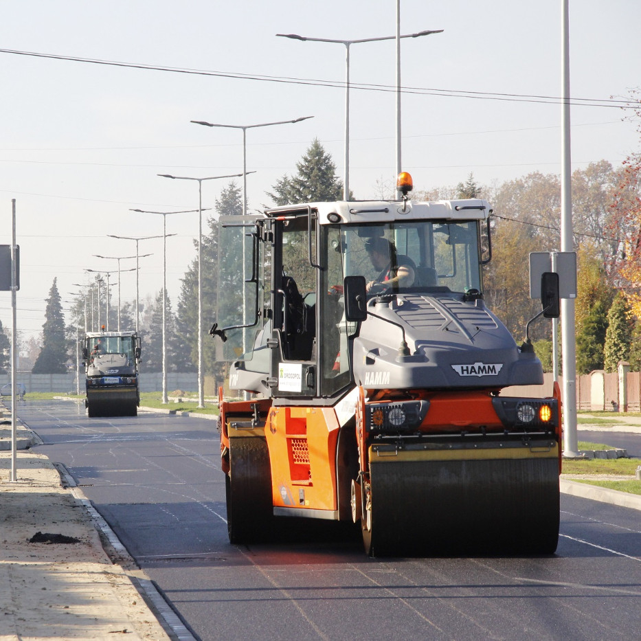Ostatnia warstwa asfaltu na Słonecznej i rondzie