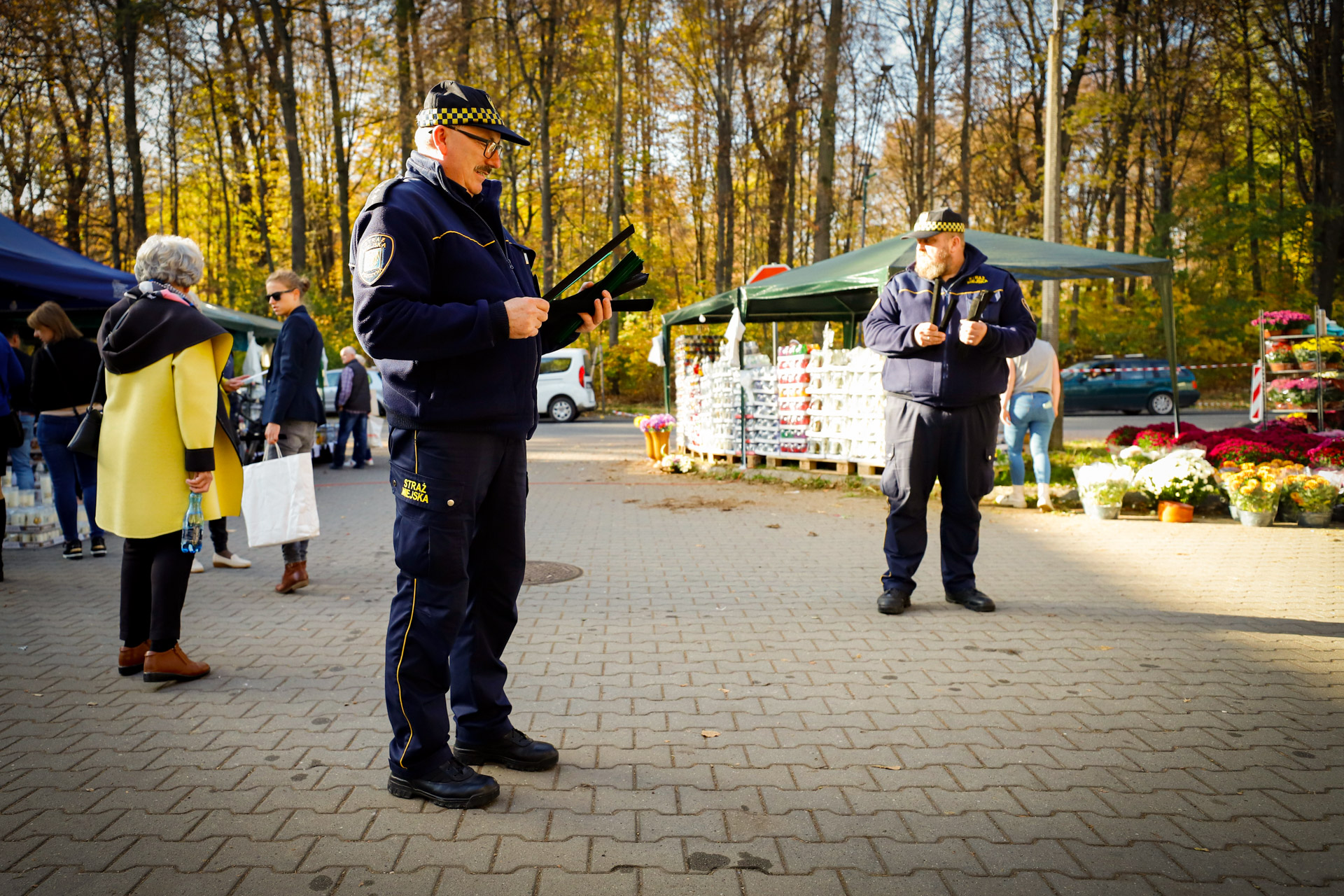 Strażnicy miejscy z Pszczyny rozdawali mieszkańc