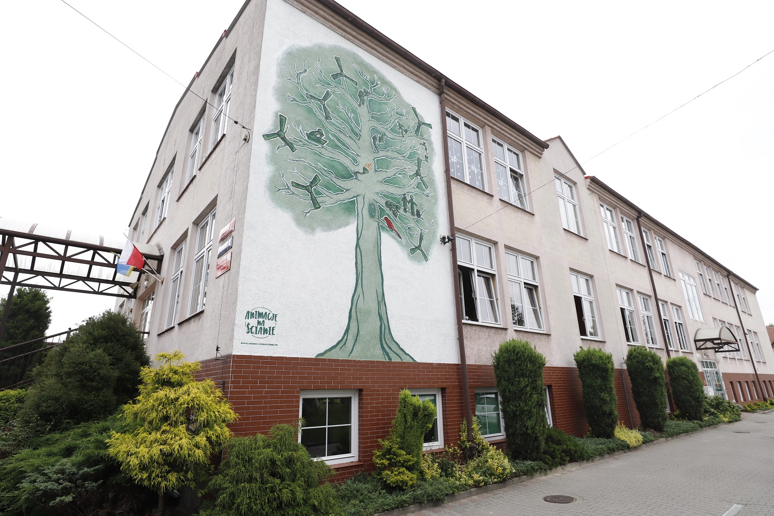 Zielony mural na gminnej szkole w Studzionce