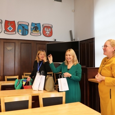 Delegacja z Rumunii w ramach projektu ERASMUS+ w SP2 - odwiedziny w Ratuszu - 02.10.2025