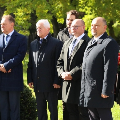 Odsłonięcie ławeczki i obelisku na 120 lecie Związku Nauczycielstwa Polskiego - 13.10.2025
