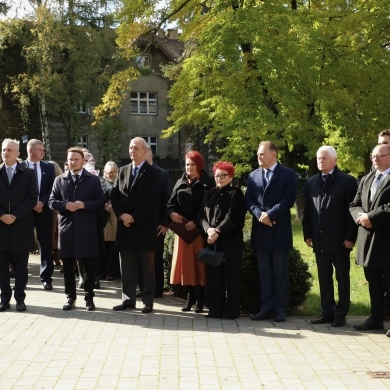 Odsłonięcie ławeczki i obelisku na 120 lecie Związku Nauczycielstwa Polskiego - 13.10.2025