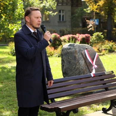 Odsłonięcie ławeczki i obelisku na 120 lecie Związku Nauczycielstwa Polskiego - 13.10.2025