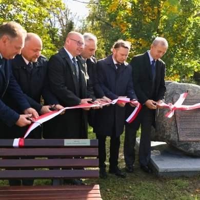 Odsłonięcie ławeczki i obelisku na 120 lecie Związku Nauczycielstwa Polskiego - 13.10.2025