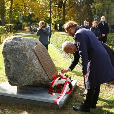 Odsłonięcie ławeczki i obelisku na 120 lecie Związku Nauczycielstwa Polskiego - 13.10.2025