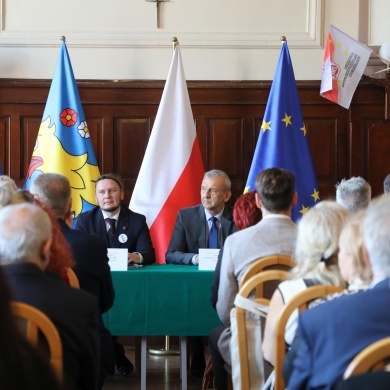Odsłonięcie ławeczki i obelisku na 120 lecie Związku Nauczycielstwa Polskiego - 13.10.2025