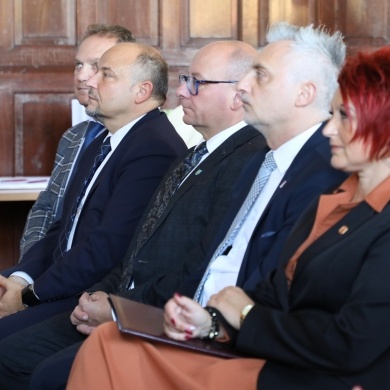 Odsłonięcie ławeczki i obelisku na 120 lecie Związku Nauczycielstwa Polskiego - 13.10.2025