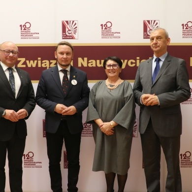 Odsłonięcie ławeczki i obelisku na 120 lecie Związku Nauczycielstwa Polskiego - 13.10.2025