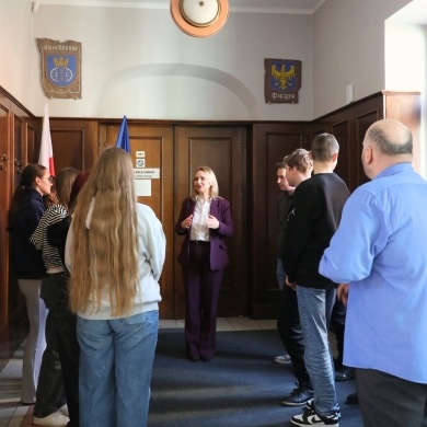 Wizyta uczniów Powiatowego Zespołu Szkół nr 2 w Pszczynie w Ratuszu - 09.03.2026