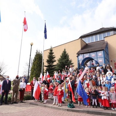 Dzień Flagi Rzeczypospolitej Polskiej w Zespole Szkolno-Przedszkolnym w Pszczynie - 29.04.2021