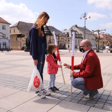 Akcja wręczania flag Polski - 30.04.2021