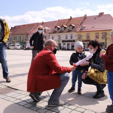 Akcja wręczania flag Polski - 30.04.2021