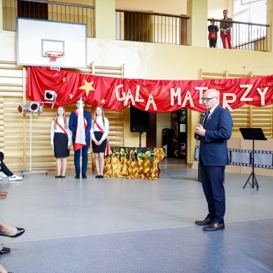 Maturzyści III LO odebrali świadectwa i wyróżnienia - 29.04.2022