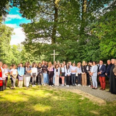 Złożenie kwiatów i zniczy pod mogiłą żołnierzy polskich poległych w wojnie obronnej Polski 1939 r. - 02.09.2022