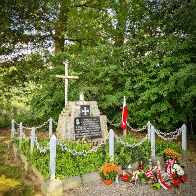 Złożenie kwiatów i zniczy pod mogiłą żołnierzy polskich poległych w wojnie obronnej Polski 1939 r. - 02.09.2022
