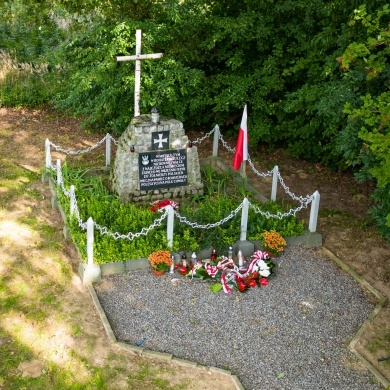 Złożenie kwiatów i zniczy pod mogiłą żołnierzy polskich poległych w wojnie obronnej Polski 1939 r. - 02.09.2022