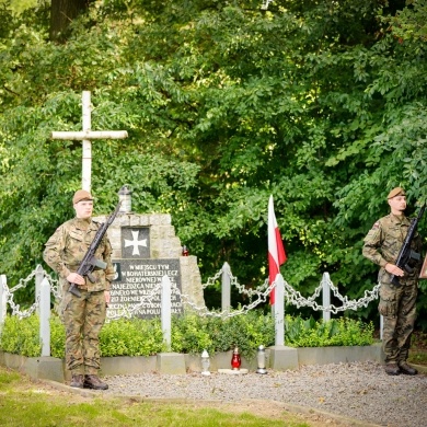 Złożenie kwiatów i zniczy pod mogiłą żołnierzy polskich poległych w wojnie obronnej Polski 1939 r. - 02.09.2022