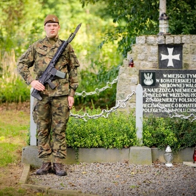 Złożenie kwiatów i zniczy pod mogiłą żołnierzy polskich poległych w wojnie obronnej Polski 1939 r. - 02.09.2022