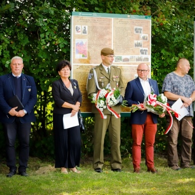 Złożenie kwiatów i zniczy pod mogiłą żołnierzy polskich poległych w wojnie obronnej Polski 1939 r. - 02.09.2022