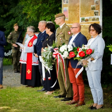 Złożenie kwiatów i zniczy pod mogiłą żołnierzy polskich poległych w wojnie obronnej Polski 1939 r. - 02.09.2022