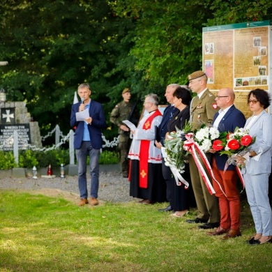 Złożenie kwiatów i zniczy pod mogiłą żołnierzy polskich poległych w wojnie obronnej Polski 1939 r. - 02.09.2022