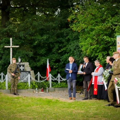 Złożenie kwiatów i zniczy pod mogiłą żołnierzy polskich poległych w wojnie obronnej Polski 1939 r. - 02.09.2022