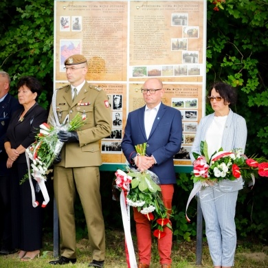 Złożenie kwiatów i zniczy pod mogiłą żołnierzy polskich poległych w wojnie obronnej Polski 1939 r. - 02.09.2022