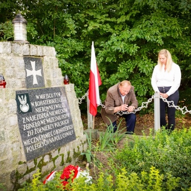 Złożenie kwiatów i zniczy pod mogiłą żołnierzy polskich poległych w wojnie obronnej Polski 1939 r. - 02.09.2022