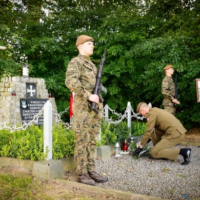 Złożenie kwiatów i zniczy pod mogiłą żołnierzy polskich poległych w wojnie obronnej Polski 1939 r. - 02.09.2022