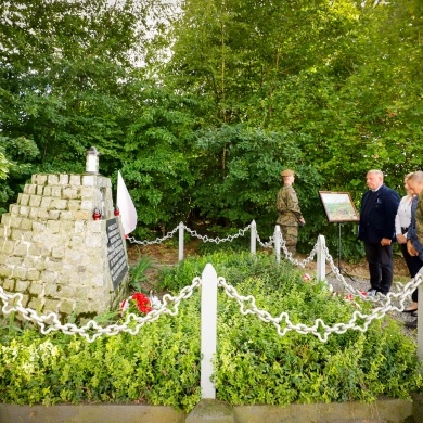 Złożenie kwiatów i zniczy pod mogiłą żołnierzy polskich poległych w wojnie obronnej Polski 1939 r. - 02.09.2022