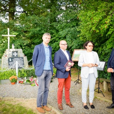 Złożenie kwiatów i zniczy pod mogiłą żołnierzy polskich poległych w wojnie obronnej Polski 1939 r. - 02.09.2022