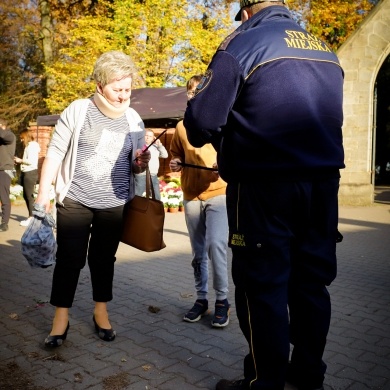 Akcja rozdawania odblasków przez straż miejską - 31.10.2022