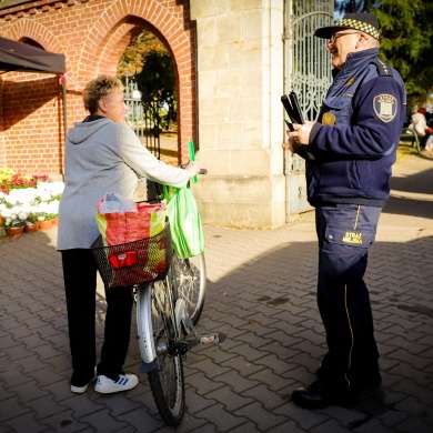 Akcja rozdawania odblasków przez straż miejską - 31.10.2022