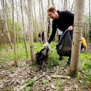 Akcja sprzątania na osiedlu Piastów w Pszczynie - 21.04.2023