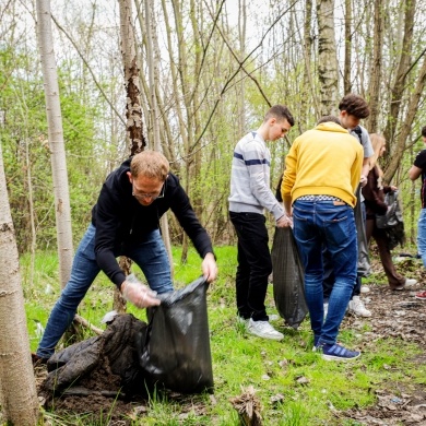 Akcja sprzątania na osiedlu Piastów w Pszczynie - 21.04.2023