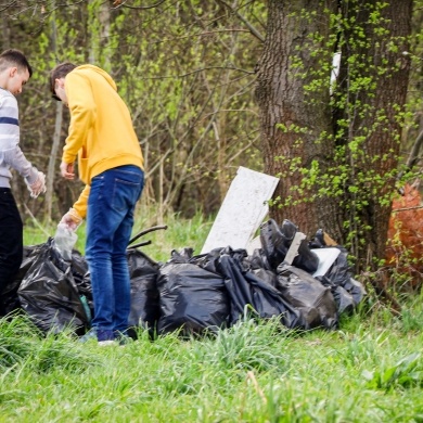 Akcja sprzątania na osiedlu Piastów w Pszczynie - 21.04.2023