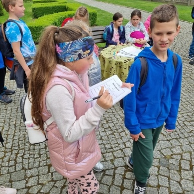 Szkoła Podstawowa w Brzeźcach zorganizowała grę terenową „W poszukiwaniu księżnej Daisy” - 26.05.2023