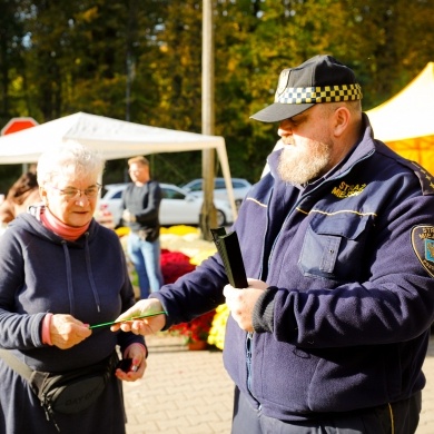 Akcja rozdawania odblasków przez straż miejską - 30.10.2023