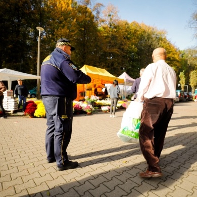 Akcja rozdawania odblasków przez straż miejską - 30.10.2023