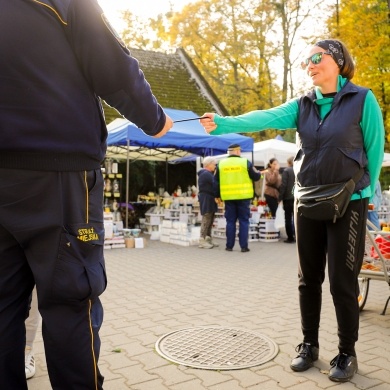 Akcja rozdawania odblasków przez straż miejską - 30.10.2023