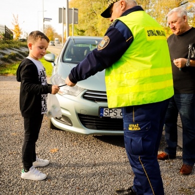 Akcja rozdawania odblasków przez straż miejską - 30.10.2023