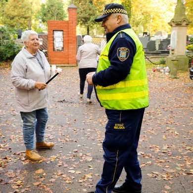 Akcja rozdawania odblasków przez straż miejską - 30.10.2023