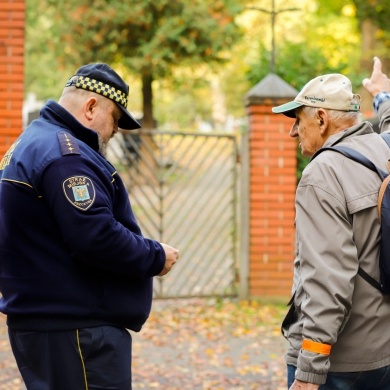 Akcja rozdawania odblasków przez straż miejską - 30.10.2023